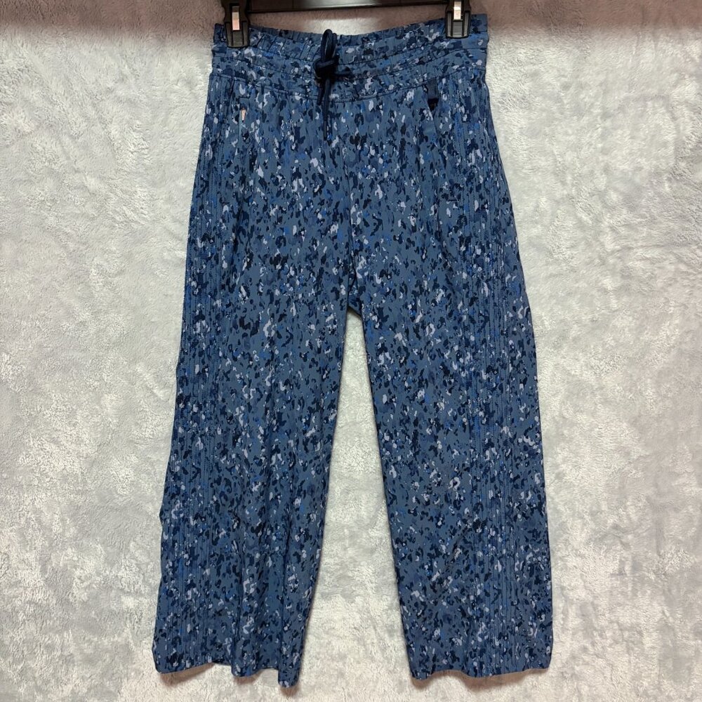 Athleta Trekkie Joggers Womens 0 Blue Camo Ripstop Travel Hiking Capris